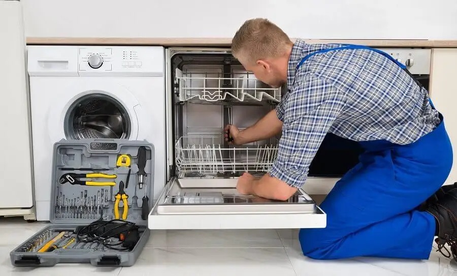 Demirci Hotpoint servisi teknisyen ekibi beyaz eşya tamiri yaparken